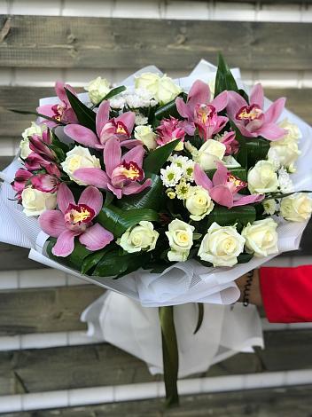 Букет цветов из: Розы и Хризантемы в Стройкерамика