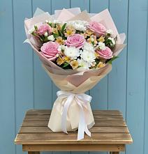 Букет цветов из:  Гвоздики, Орхидеи и Розы в Стройкерамика