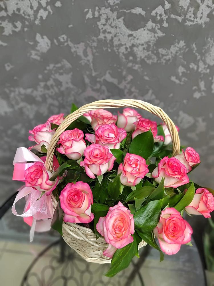 Цветочная композиция из Розы в корзине в Стройкерамика