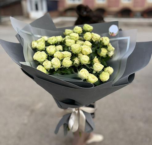 Букет Белые кустовые розы Солинеро в Стройкерамика