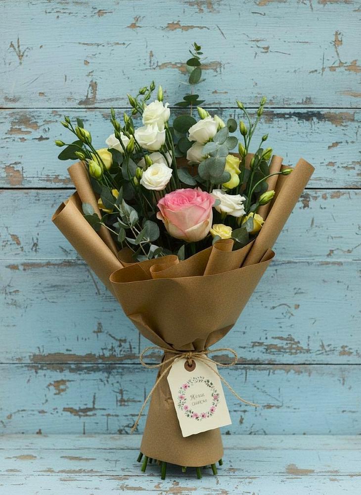 Букет цветов из: Розы и Лизиантусы в Стройкерамика