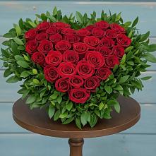 Цветочная композиция из Розы в виде сердца в Стройкерамика