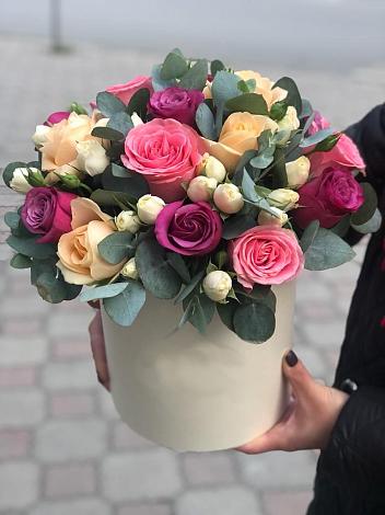 Цветочная композиция из Розы в шляпной коробке в Стройкерамика