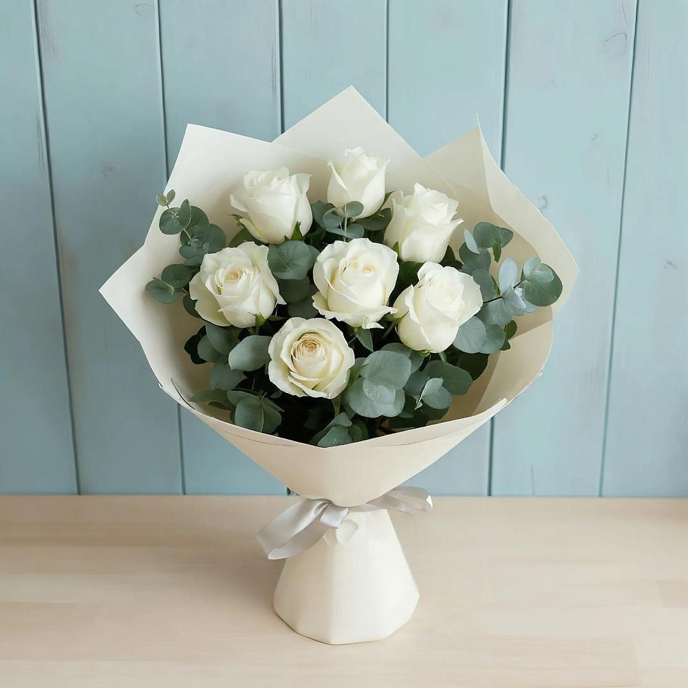 Букет Белые розы в Эвкалипте в Стройкерамика
