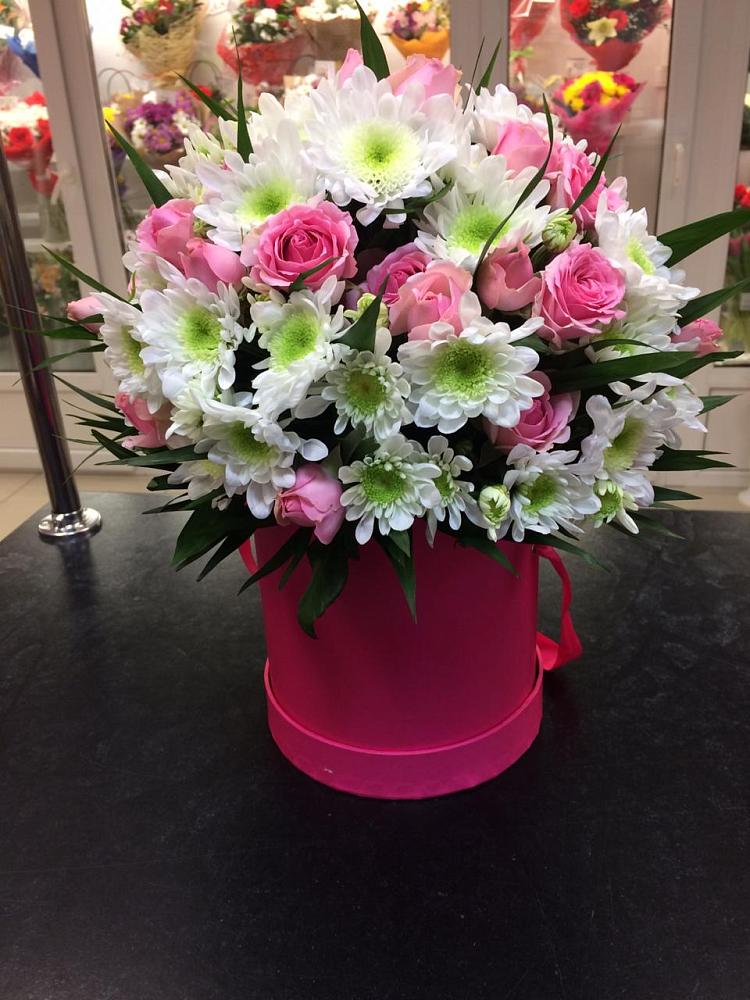 Цветочная композиция из Розы и Хризантемы в шляпной коробке в Стройкерамика