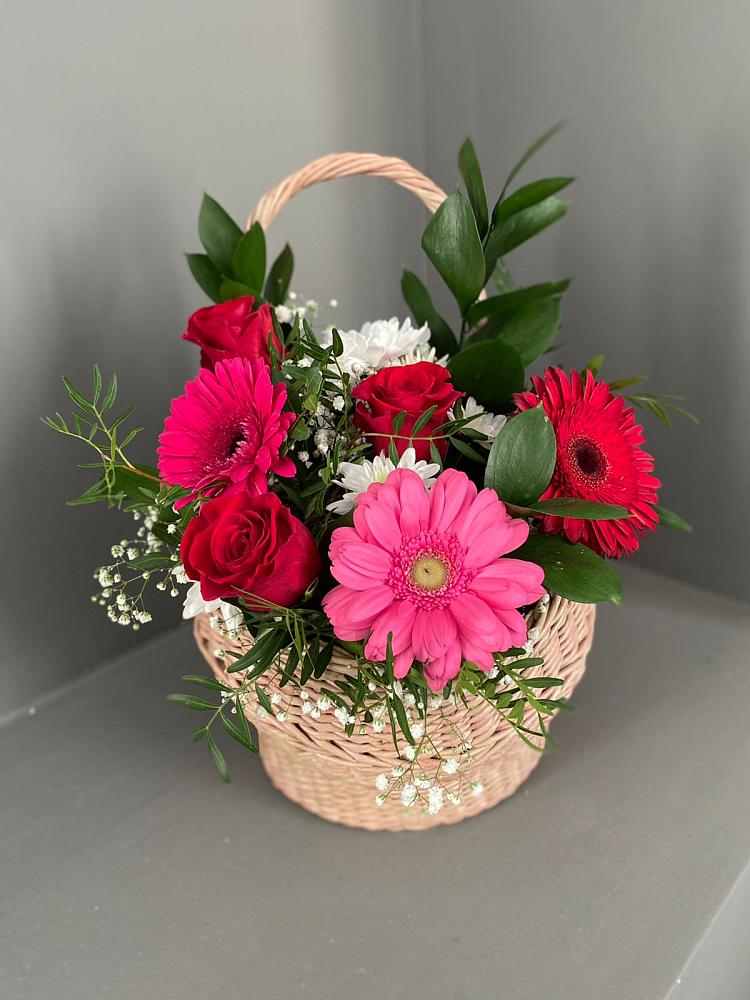 Цветочная композиция из Розы, Хризантемы и Герберы в корзине в Стройкерамика