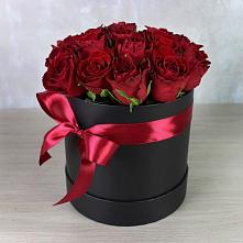 Цветочная композиция из Розы в шляпной коробке в Стройкерамика
