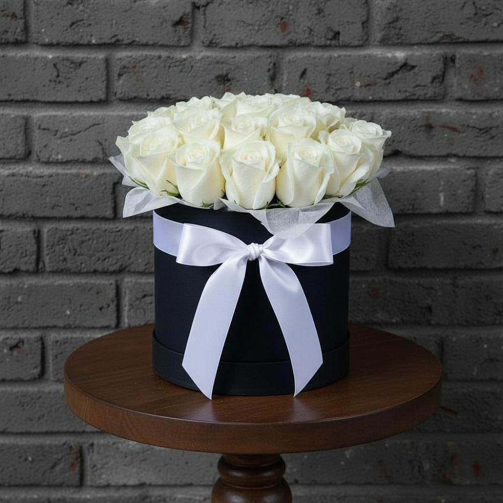 Цветочная композиция из Розы в шляпной коробке в Стройкерамика