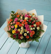 Букет Микс из разноцветных кустовых роз в Стройкерамика