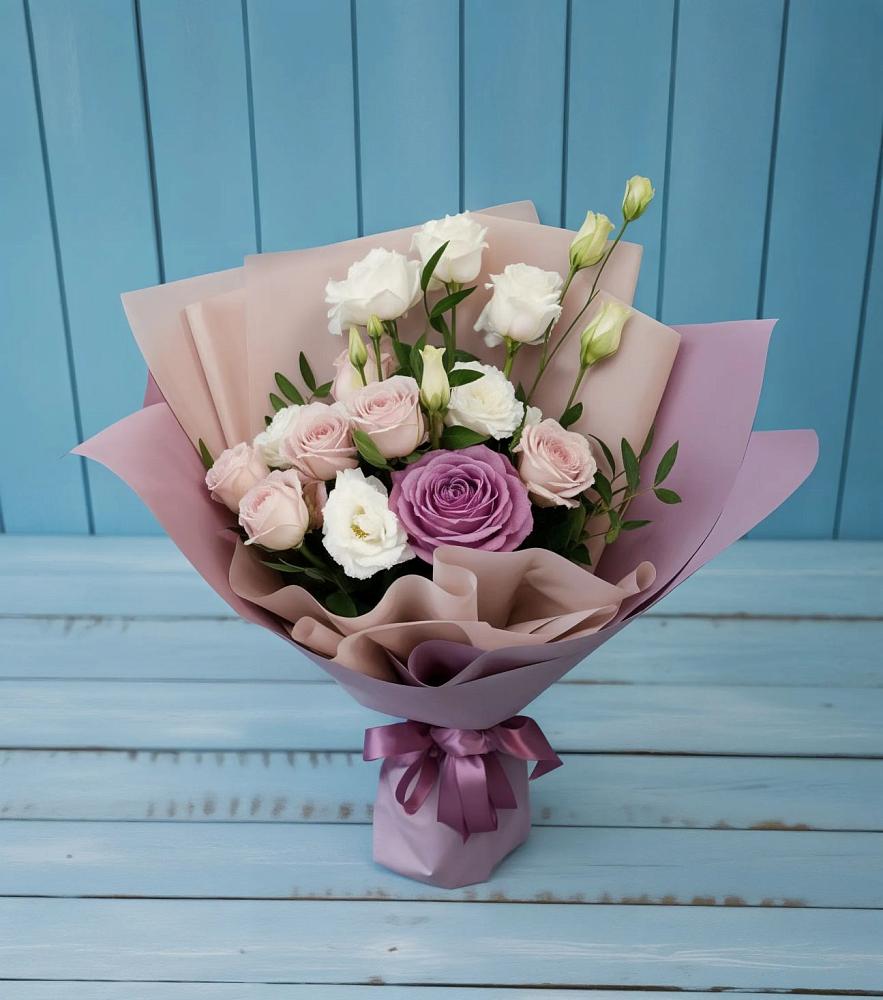 Букет цветов из: Розы и Лизиантусы в Стройкерамика